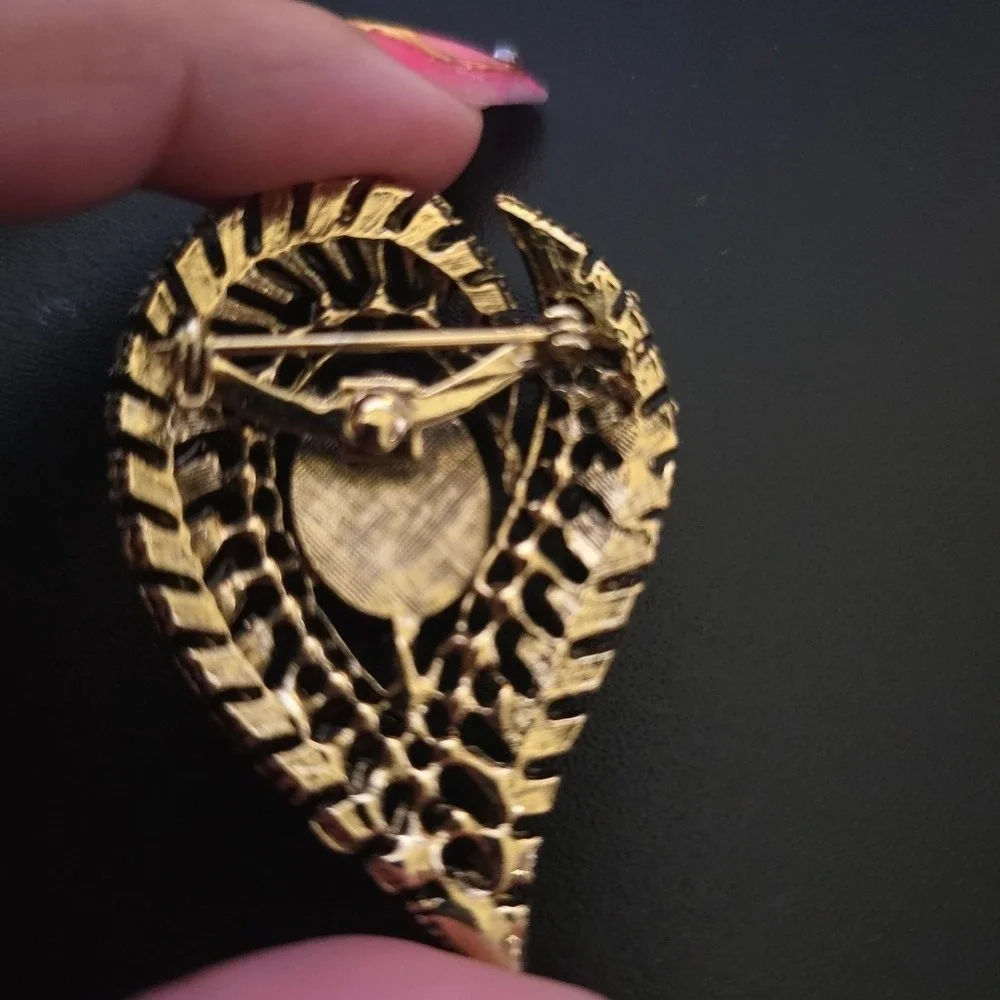 Vintage Purple Teardrop‎ Oval  Elegant Gold Tone Petal Brooch Pin